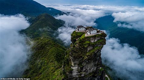 Le Mont Mengyang: Un Sanctuaire Spirituel Perché au-dessus des Nuages!